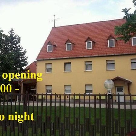 Bed and Breakfast Fenyo Panzio Мезёкёвешд Экстерьер фото