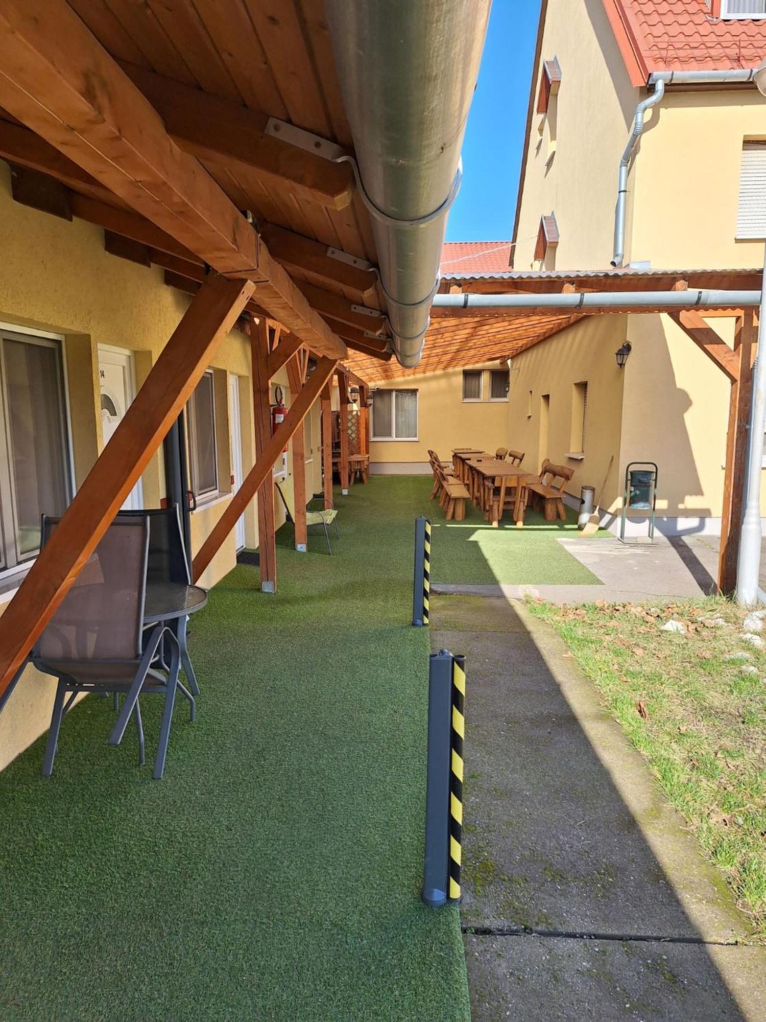 Bed and Breakfast Fenyo Panzio Мезёкёвешд Экстерьер фото