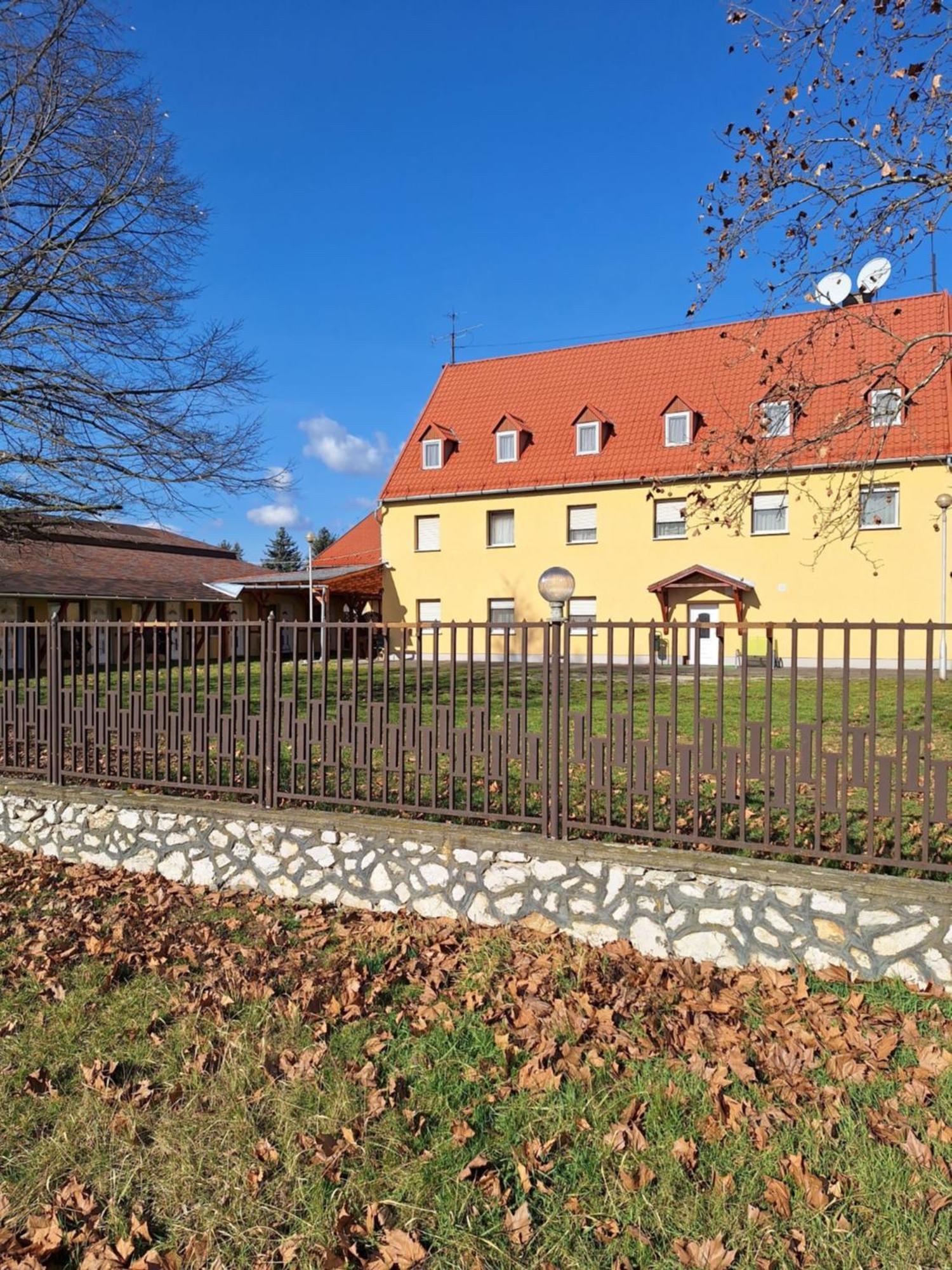 Bed and Breakfast Fenyo Panzio Мезёкёвешд Экстерьер фото