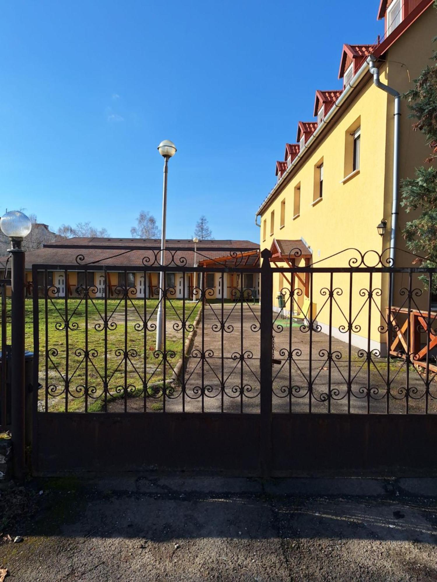 Bed and Breakfast Fenyo Panzio Мезёкёвешд Экстерьер фото