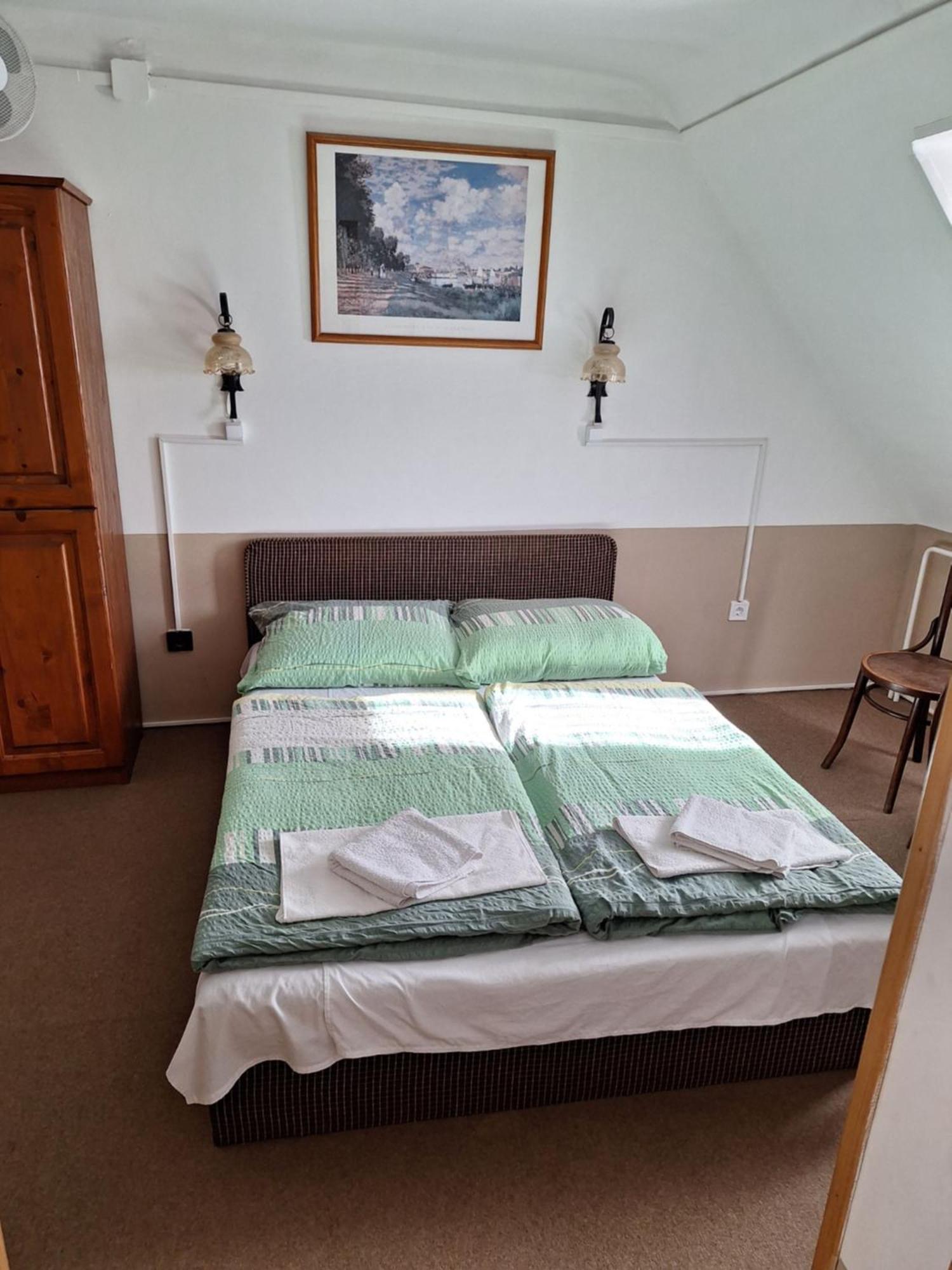 Bed and Breakfast Fenyo Panzio Мезёкёвешд Экстерьер фото