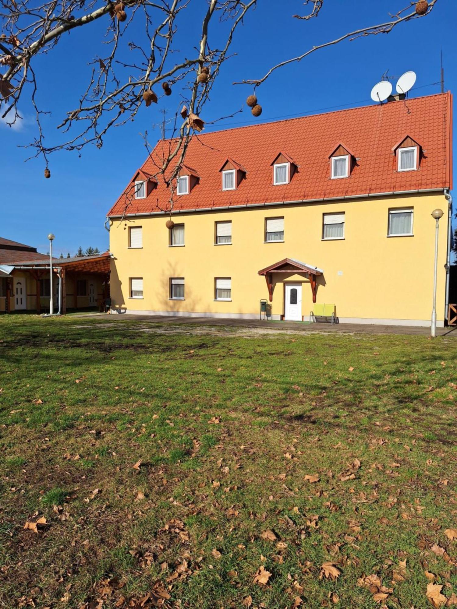 Bed and Breakfast Fenyo Panzio Мезёкёвешд Экстерьер фото