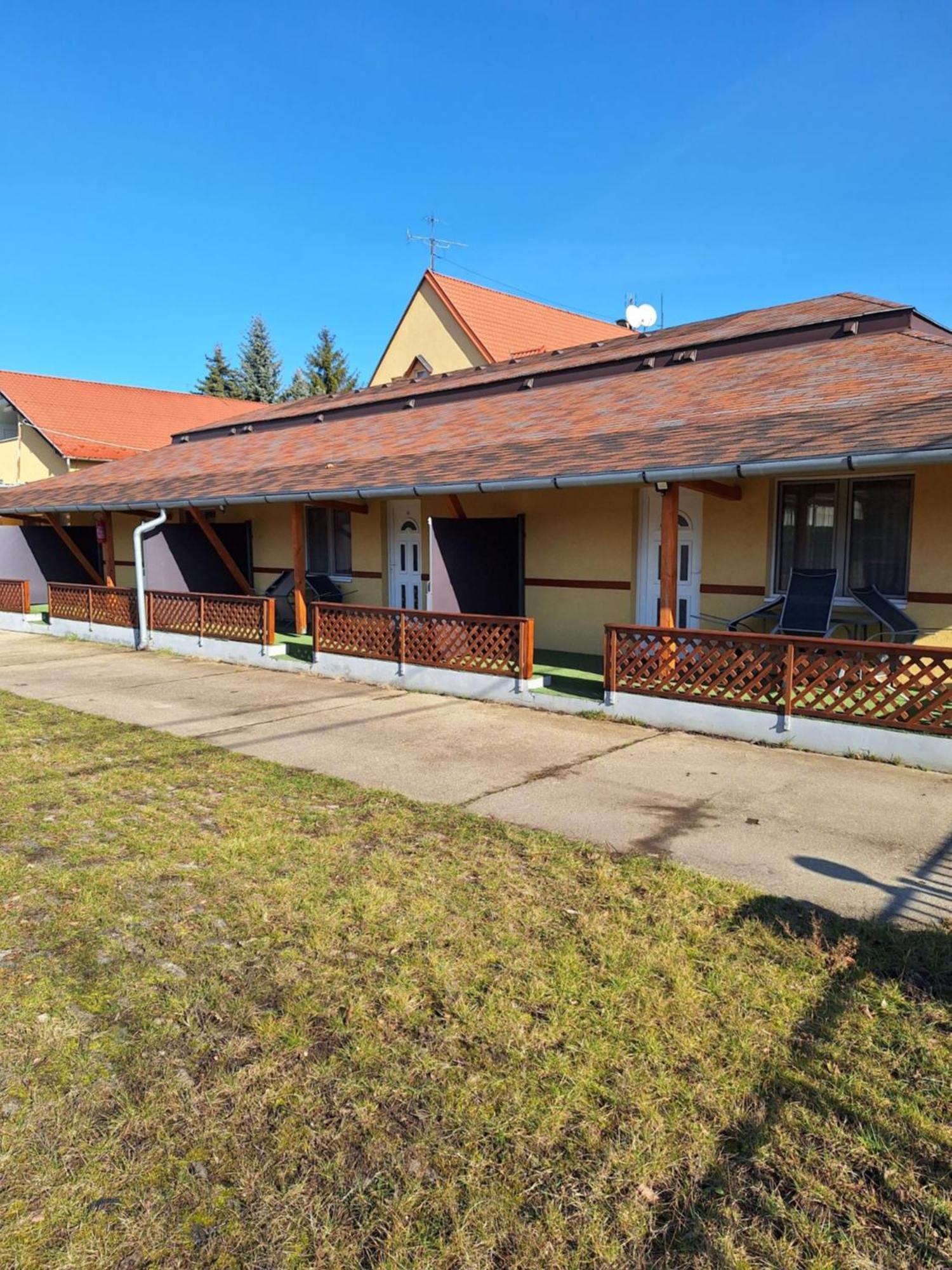 Bed and Breakfast Fenyo Panzio Мезёкёвешд Экстерьер фото